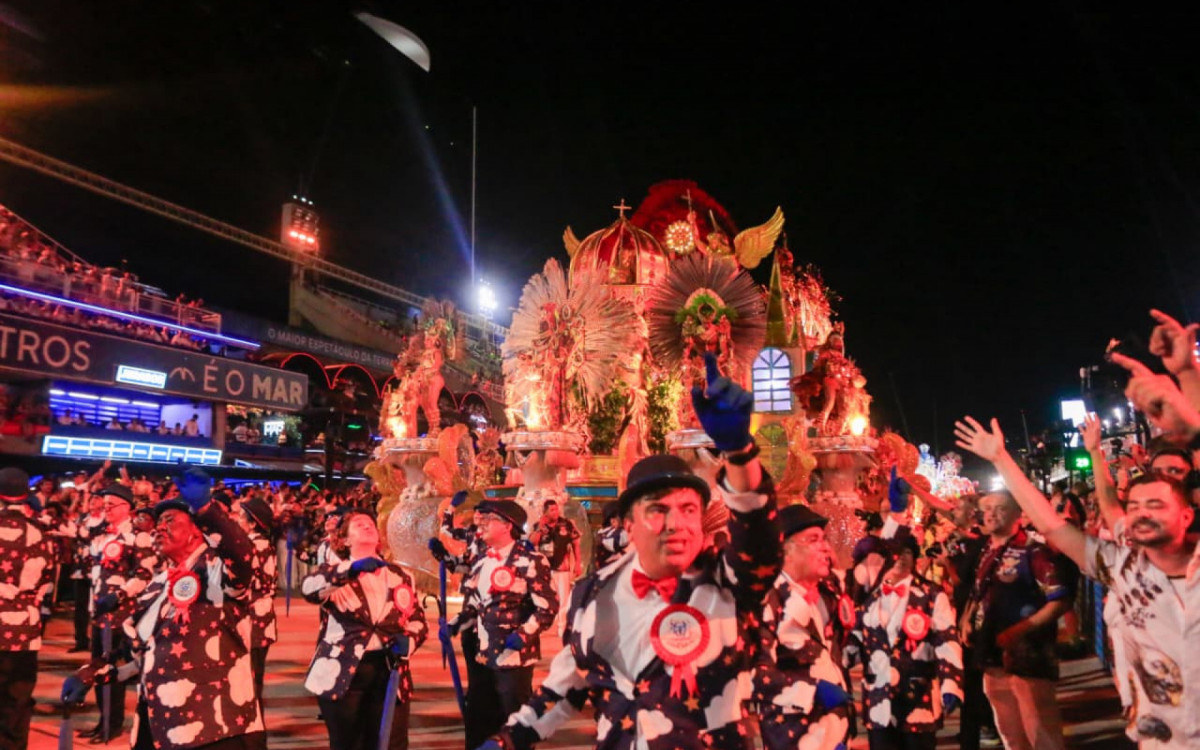 União da Ilha do Governardor levou para avenida a passagem do Cometa de Halley pelo Rio de Janeiro