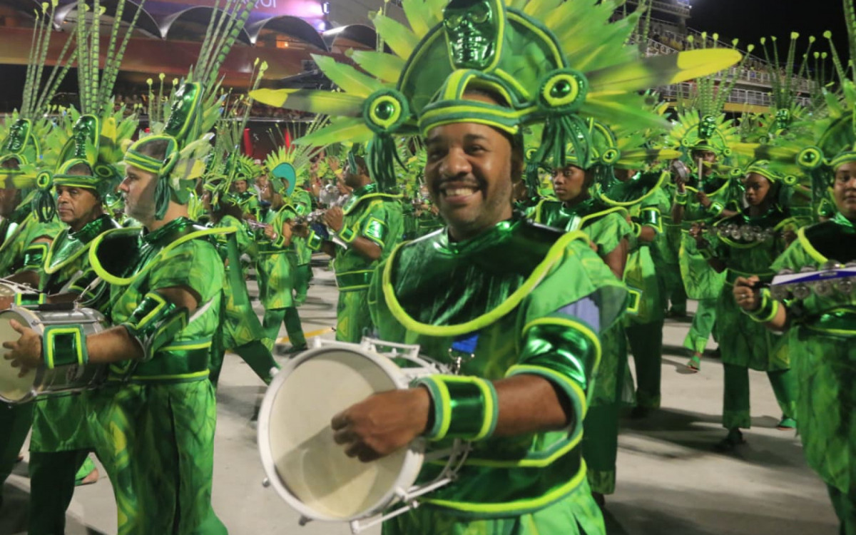 Acadêmicos de Vigário Geral revisitou a história do Brasil, transformando os monstros da colonização em símbolos de resistência