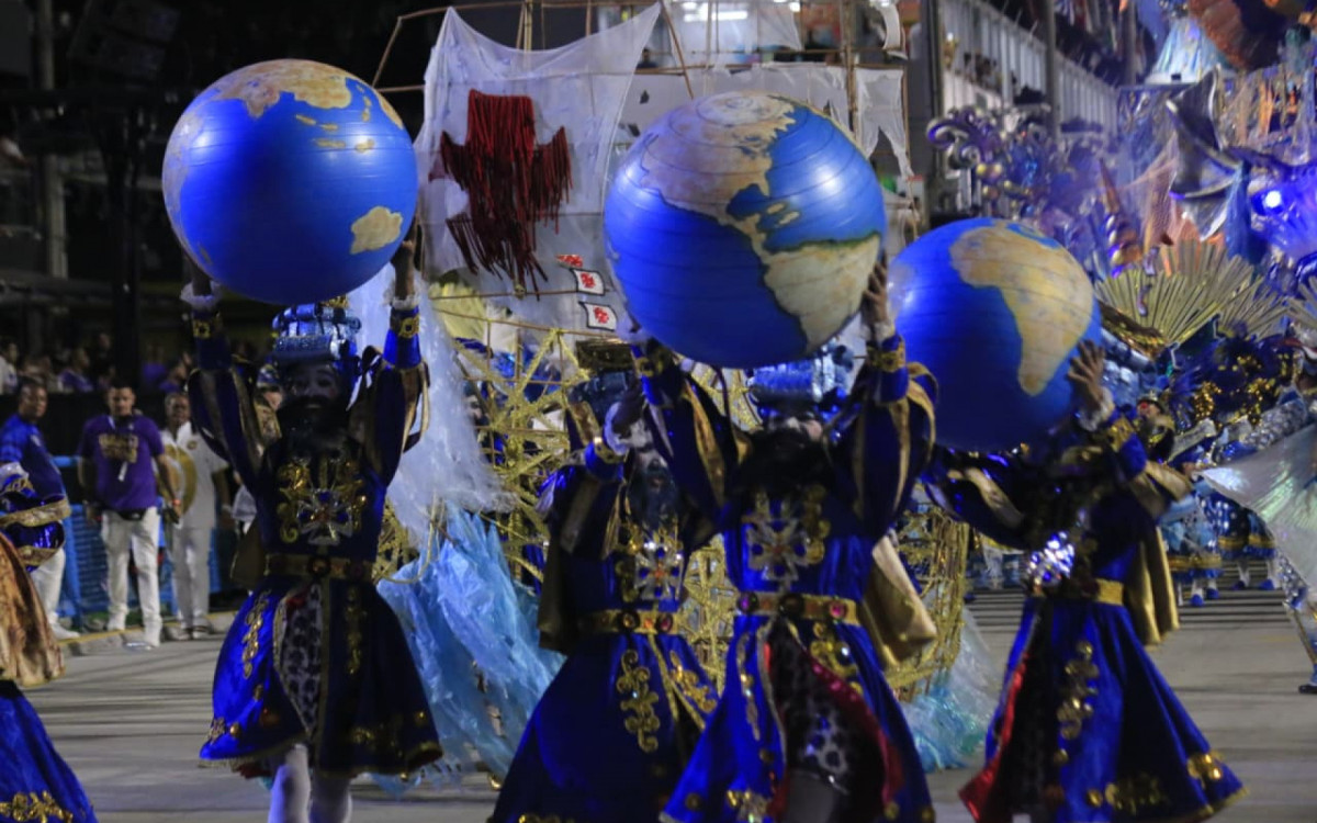 Acad&ecirc;micos de Vig&aacute;rio Geral revisitou a hist&oacute;ria do Brasil durante desfile nesta sexta (13) -  Carlos Elias/Ag&ecirc;ncia O Dia