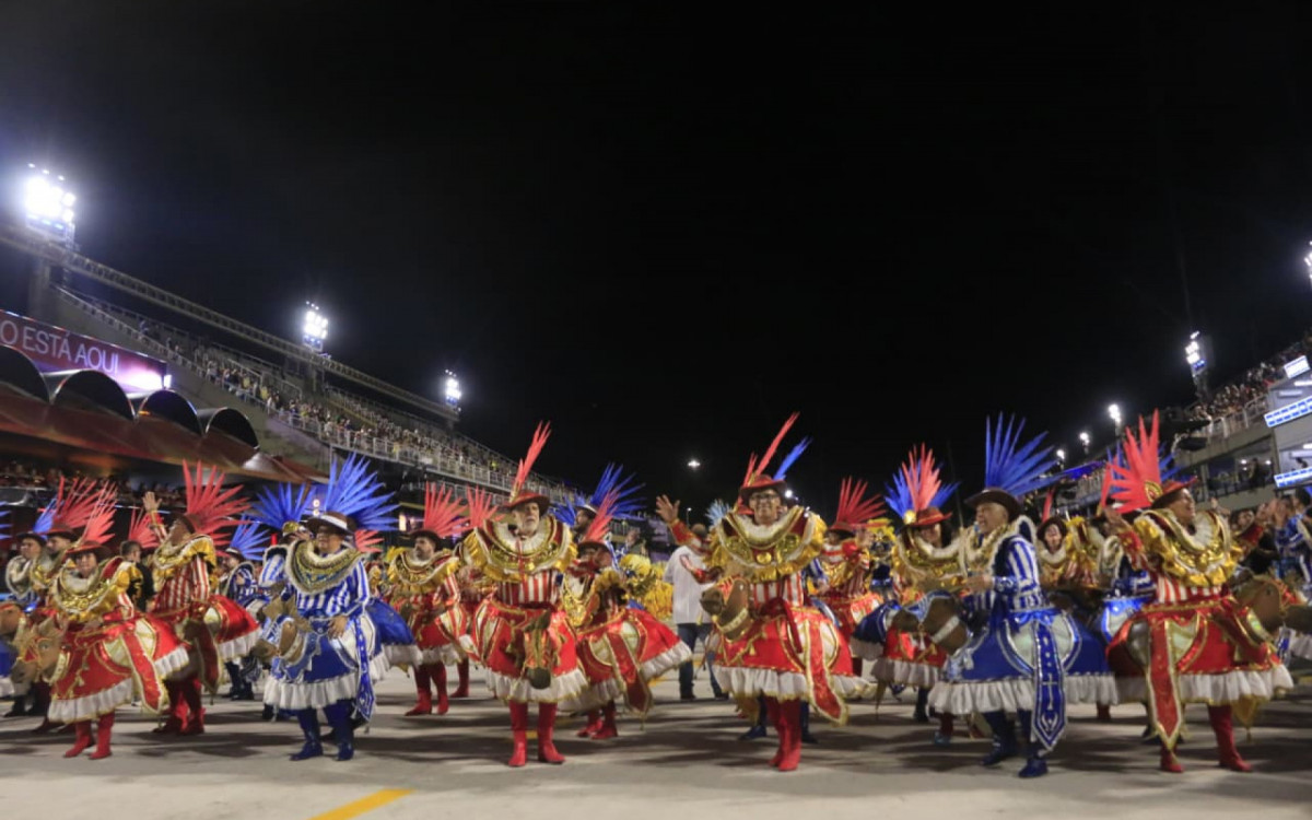 Acadêmicos de Vigário Geral revisitou a história do Brasil, transformando os monstros da colonização em símbolos de resistência