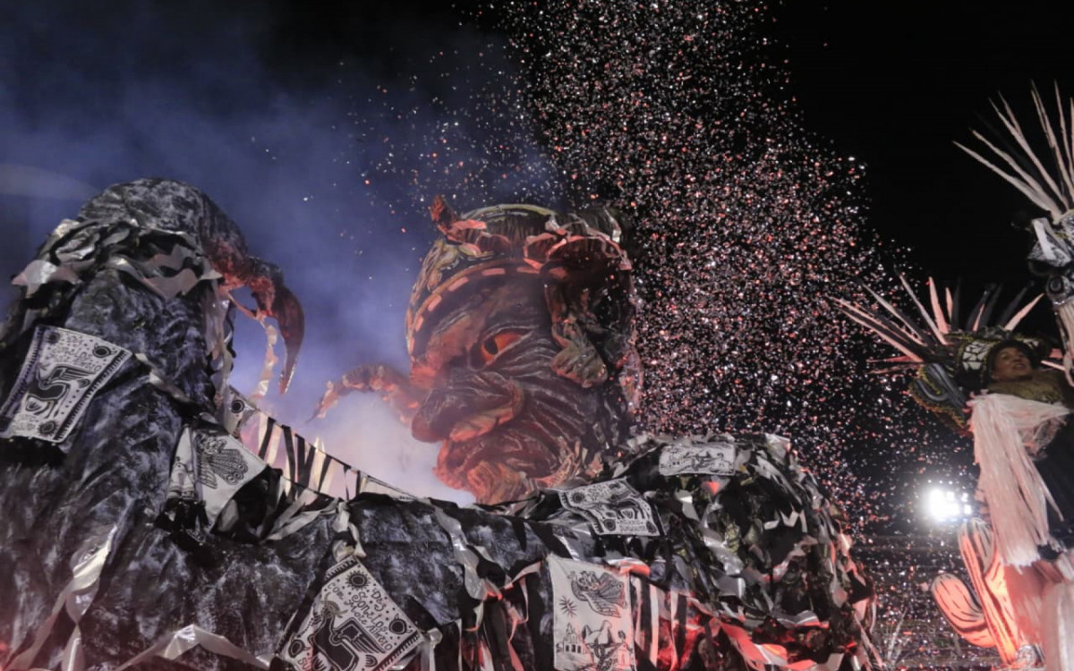 Acadêmicos de Vigário Geral revisitou a história do Brasil, transformando os monstros da colonização em símbolos de resistência