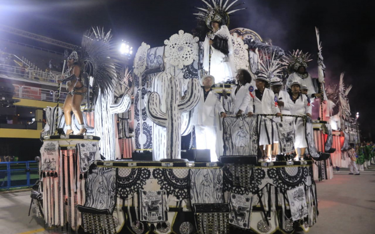 Acadêmicos de Vigário Geral revisitou a história do Brasil, transformando os monstros da colonização em símbolos de resistência