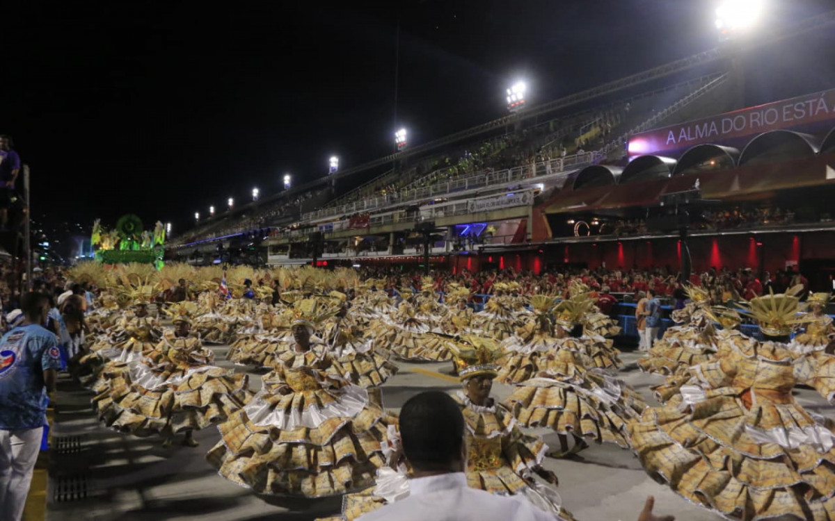 Acadêmicos de Vigário Geral revisitou a história do Brasil, transformando os monstros da colonização em símbolos de resistência
