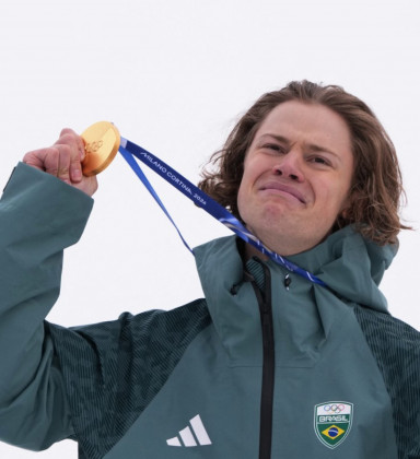 Lucas Pinheiro conquista ouro inédito nos Jogos Olímpicos de Inverno