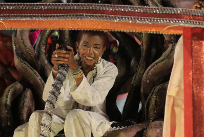 Exaltando Leci Brandão, Unidos de Bangu estoura tempo de desfile