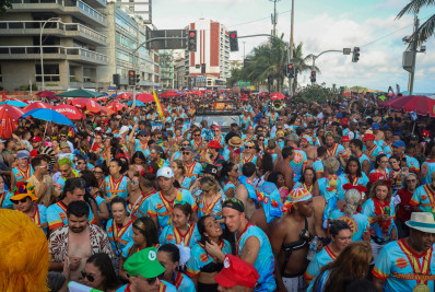 Banda de Ipanema reúne multidão em desfile pelas ruas da Zona Sul