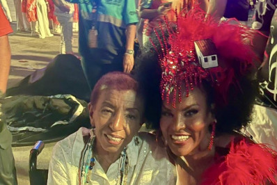 Pipa Brasey se emociona em homenagem a Leci Brandão no desfile da Unidos de Bangu