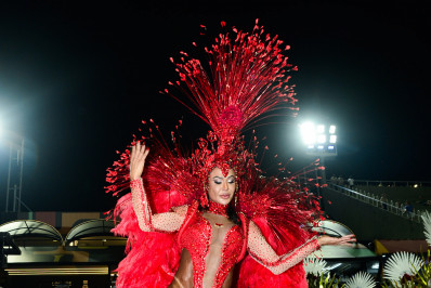 Rainha da União da Ilha, Gracyanne Barbosa desfila de tênis na Sapucaí