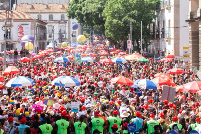 Cordão da Bola Preta arrasta multidão no Centro