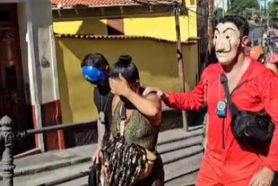 Vídeo: Policiais civis disfarçados prendem casal em bloco, em Santa Teresa