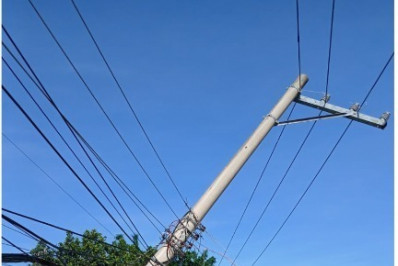 Van derruba poste em Ricardo de Albuquerque