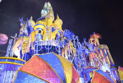 Inocentes: Comissão de frente se destaca em desfile que celebrou o frevo e Pernambuco