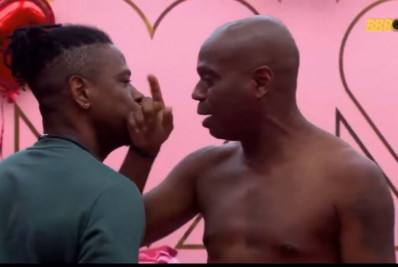 'BBB 26': Edilson Capetinha empurra Leandro Boneco durante discussão em quarto