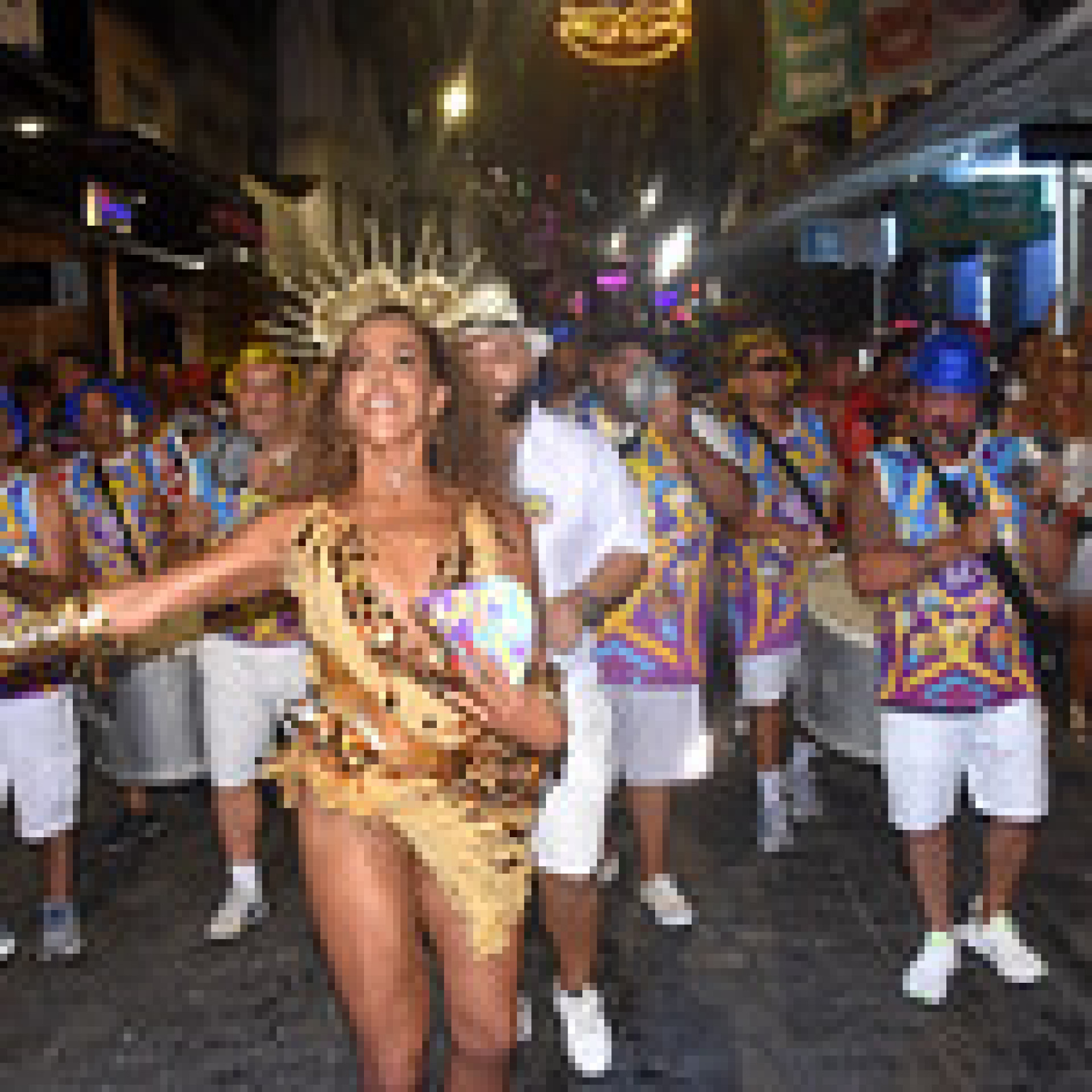 Jaqueline Viegas rainha da bateria do Bloco da Imprensa &eacute; destaque na avenida 