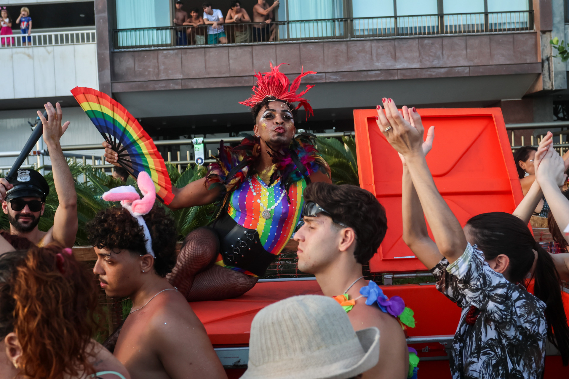 Foliões curtem o bloco com suas fantasias  - Douglas Shineidr / Riotur