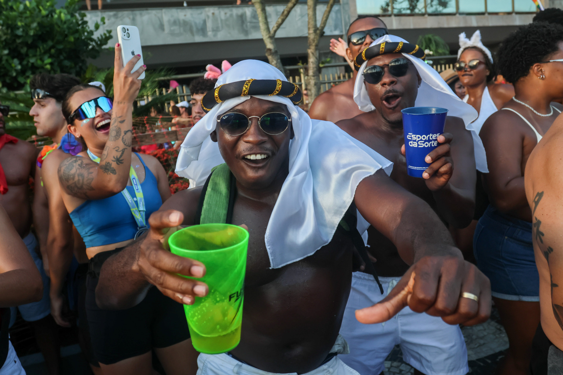 Foliões curtem o bloco com suas fantasias  - Douglas Shineidr / Riotur