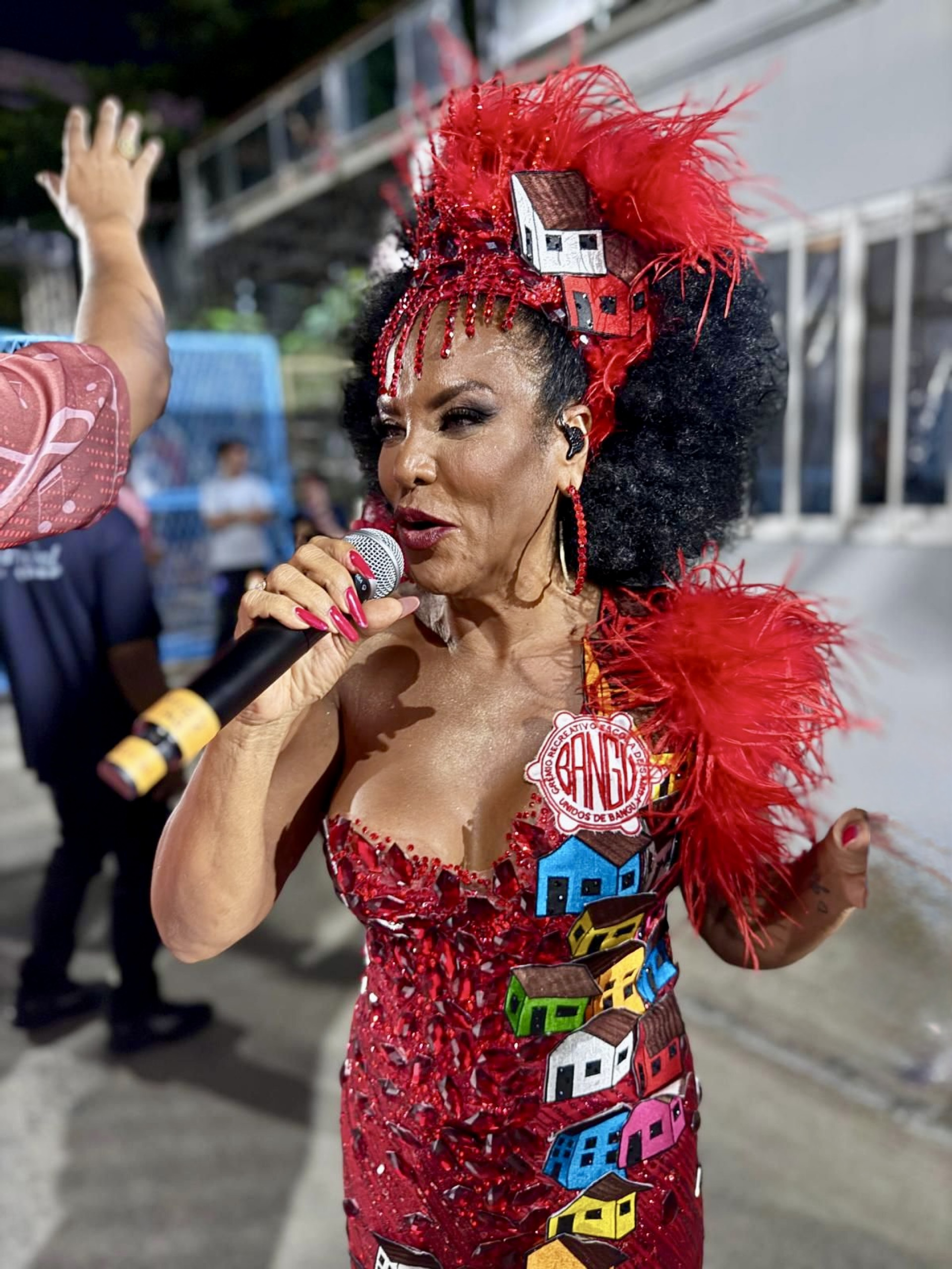 Pipa Brasey homenageou Leci Brandão com figurino inspirado em palafitas e baianas e se emocionou ao ver a Sapucaí cantando com a Unidos de Bangu
