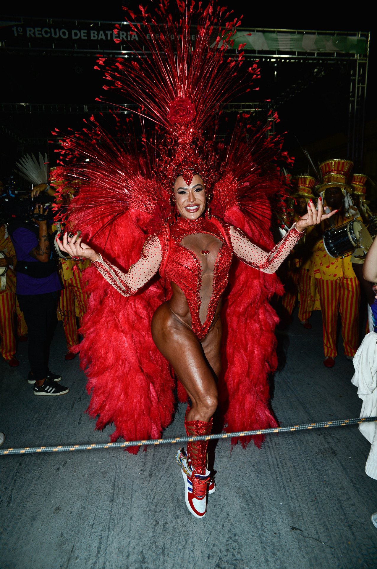 Rainha da União da Ilha, Gracyanne Barbosa desfila de tênis personalizado após cirurgia - Eduardo Martins / Brazil News