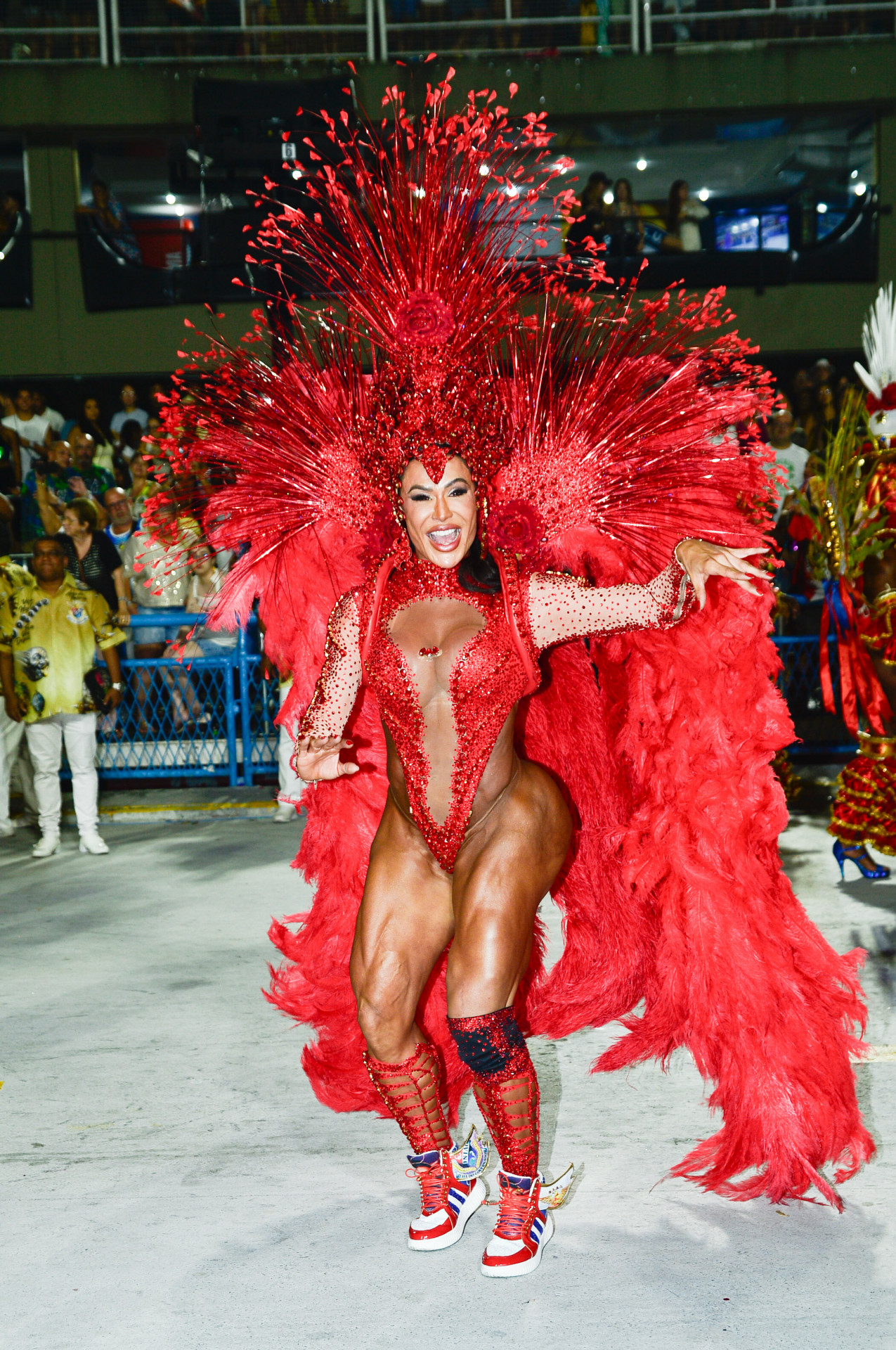 Rainha da União da Ilha, Gracyanne Barbosa desfila de tênis personalizado após cirurgia - Eduardo Martins / Brazil News