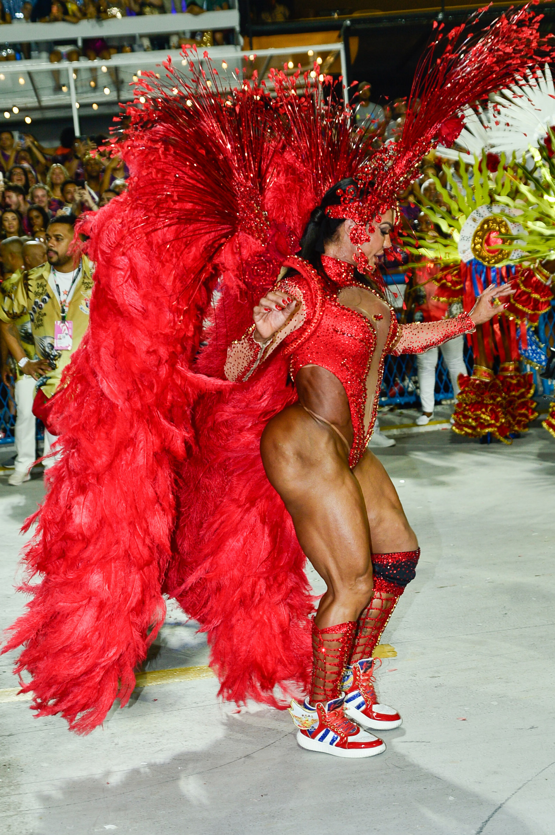 Rainha da União da Ilha, Gracyanne Barbosa desfila de tênis personalizado após cirurgia - Eduardo Martins / Brazil News