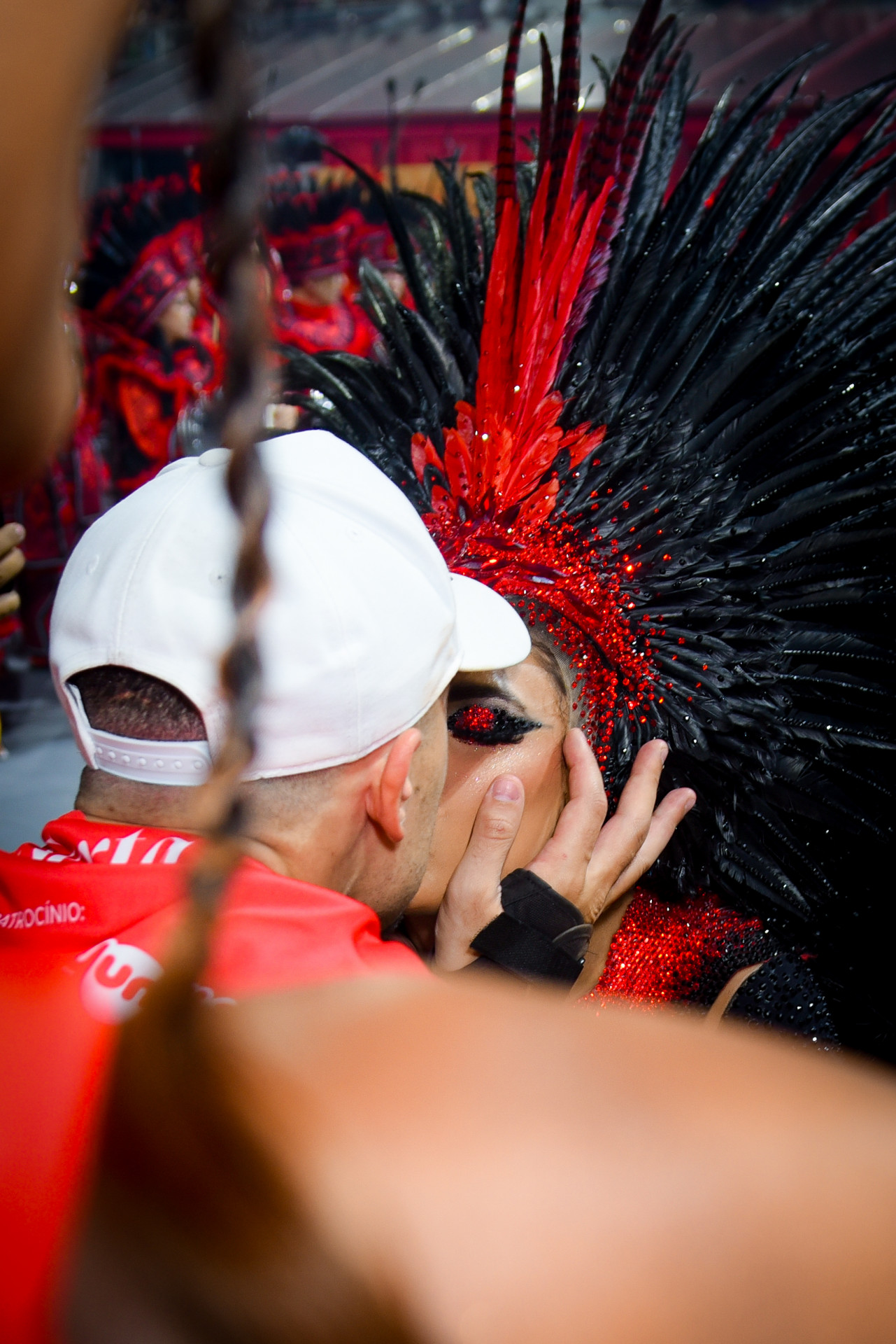 Lexa ganha beijo do marido no meio do desfile da Dragões da Real