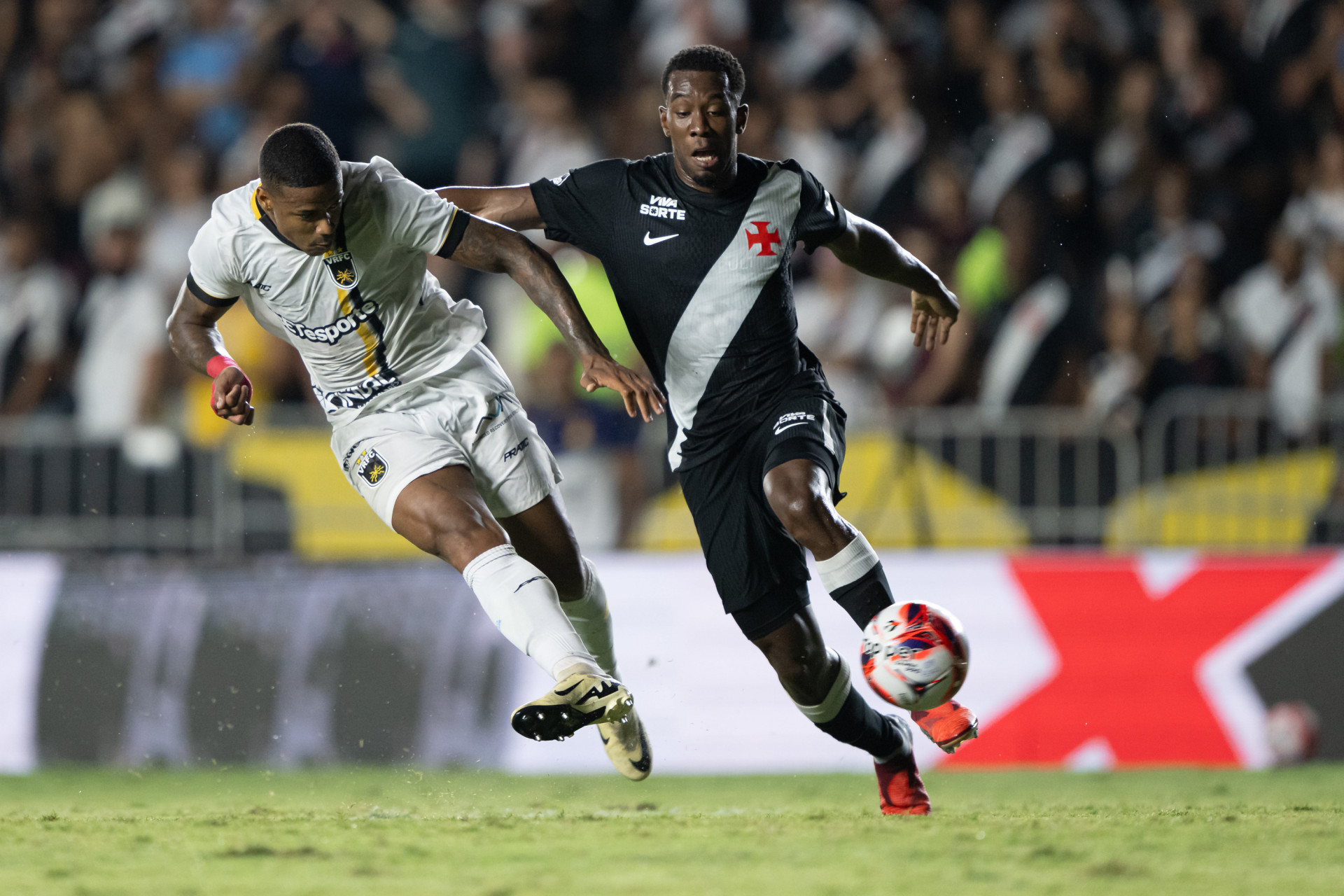 Ygor Catatau chuta para marcar seu gol durante partida contra o Vasco - Jorge Rodrigues/AGIF/Estad&atilde;o Conte&uacute;do