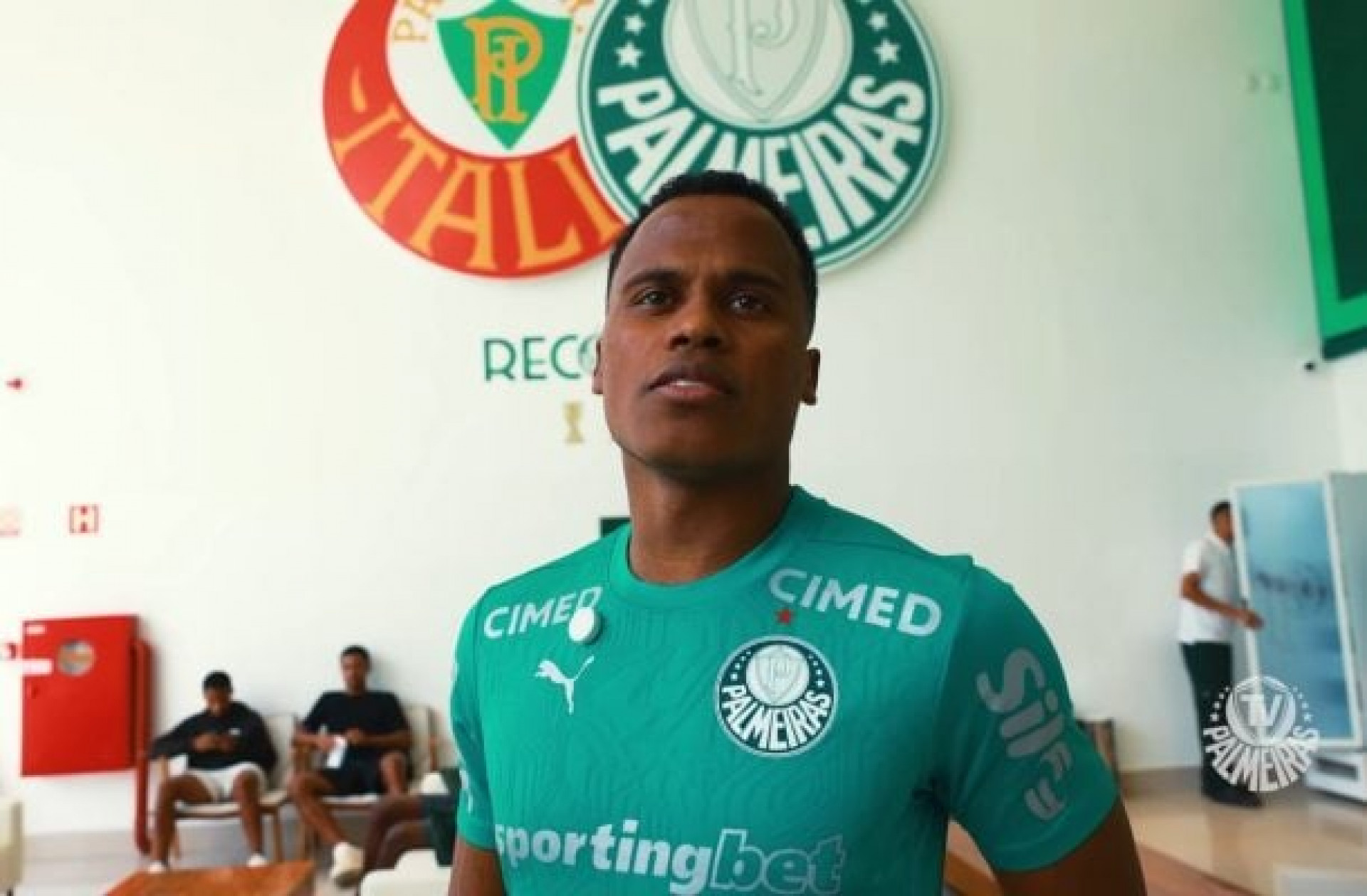 Jhon Arias conhece Academia do Futebol do Palmeiras; veja o v&iacute;deo