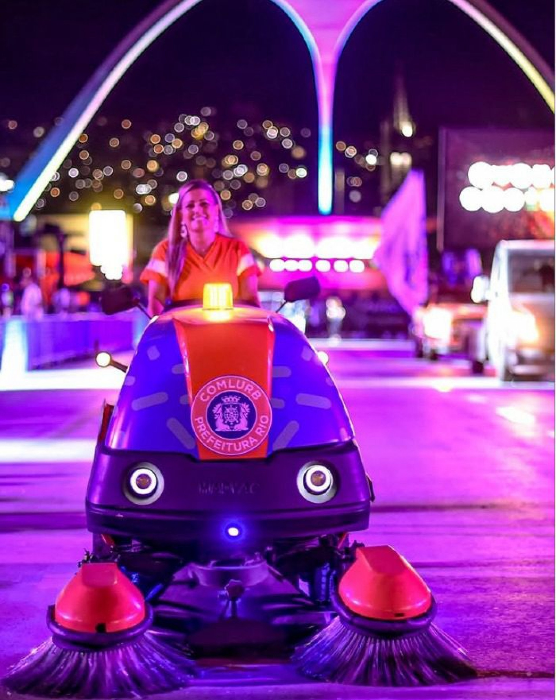 Agentes da Comlurb recolheram 27,1 toneladas de lixo do Samb&oacute;dromo nesta sexta-feira (13) - Reprodu&ccedil;&atilde;o / Redes sociais