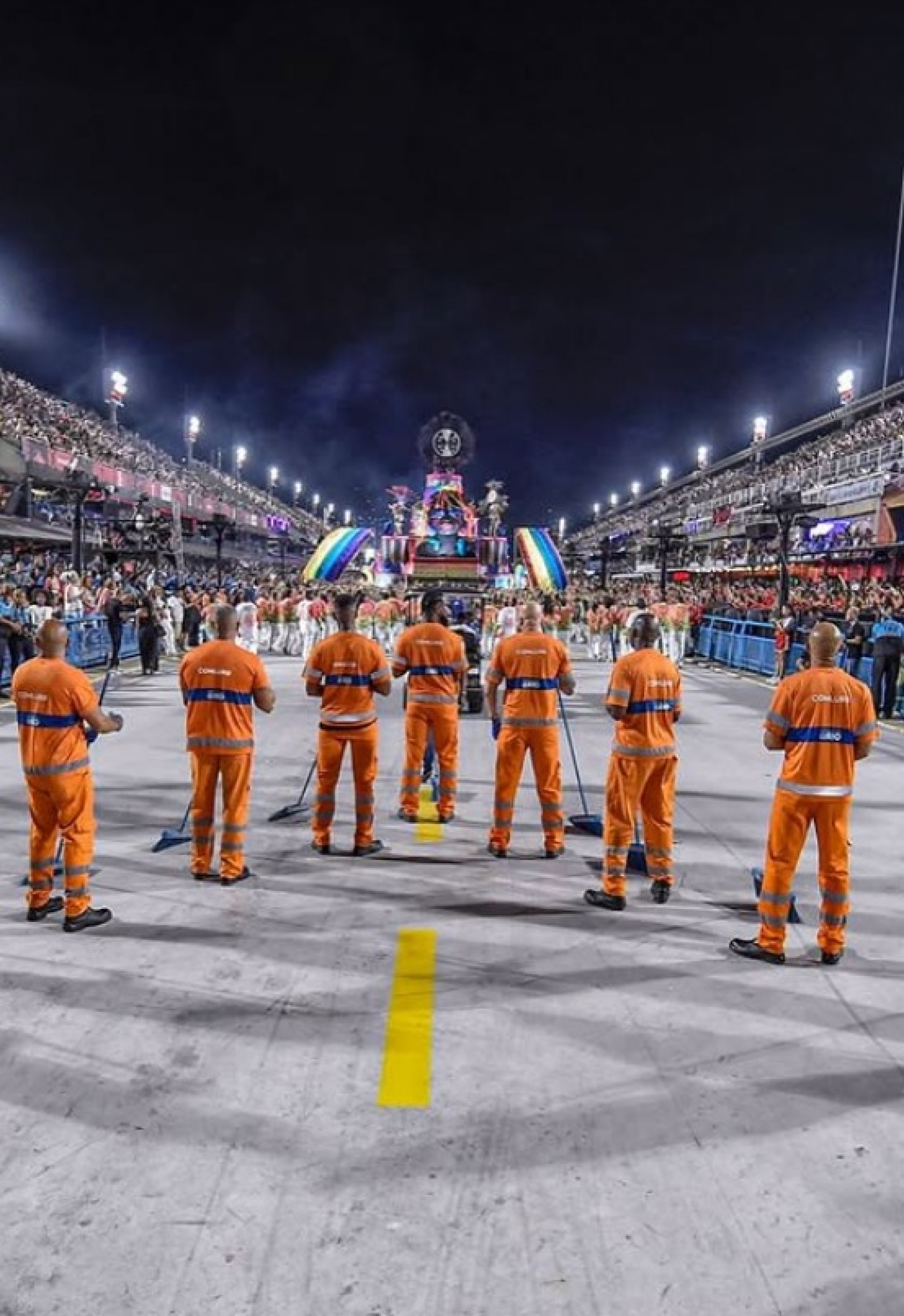 Equipes da Comlurb presentes na primeira noite de desfiles no Sambódromo  - Reprodução / Redes sociais