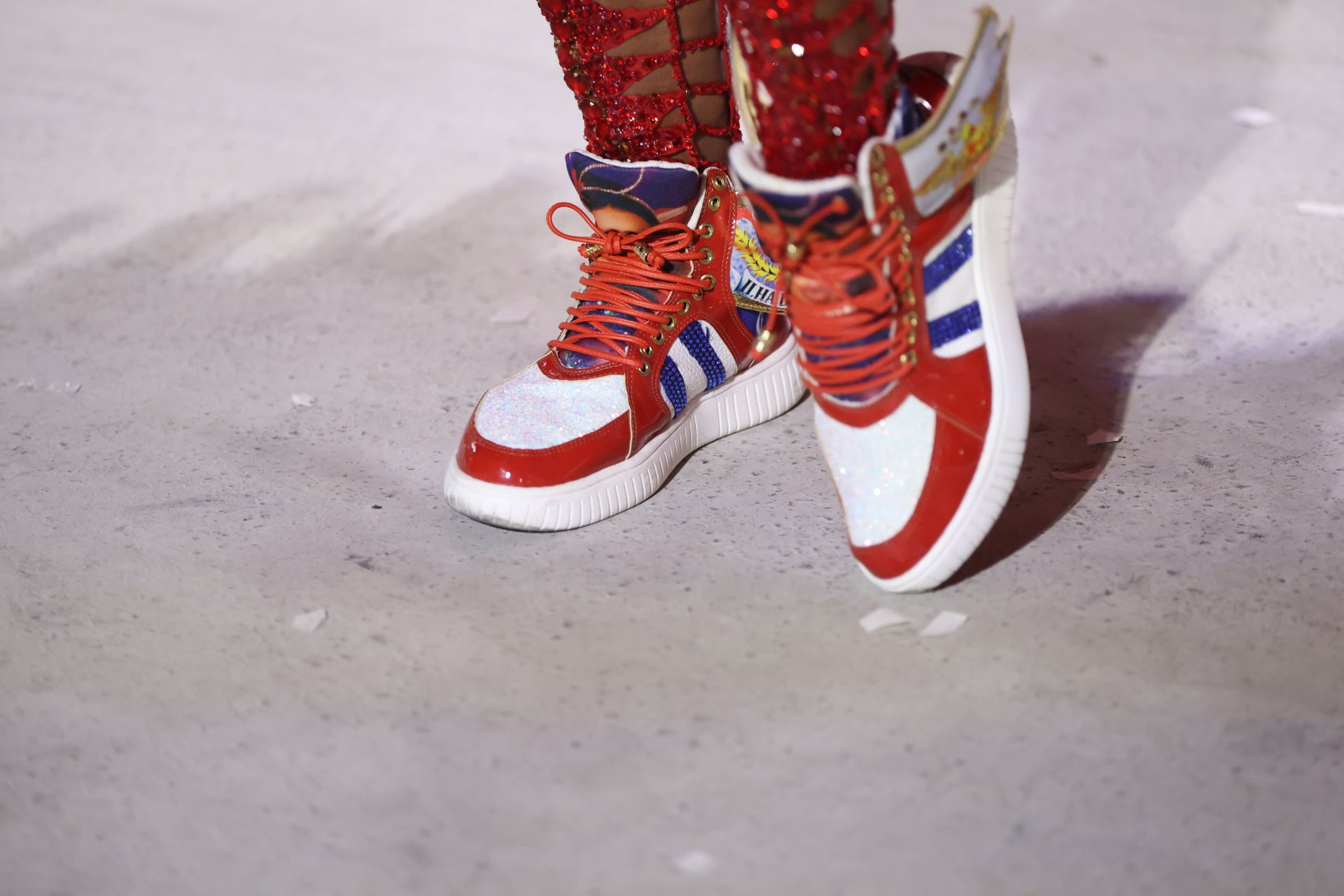 Rainha da União da Ilha, Gracyanne Barbosa desfila de tênis personalizado após cirurgia - Daniel Pinheiro/BrazilNews