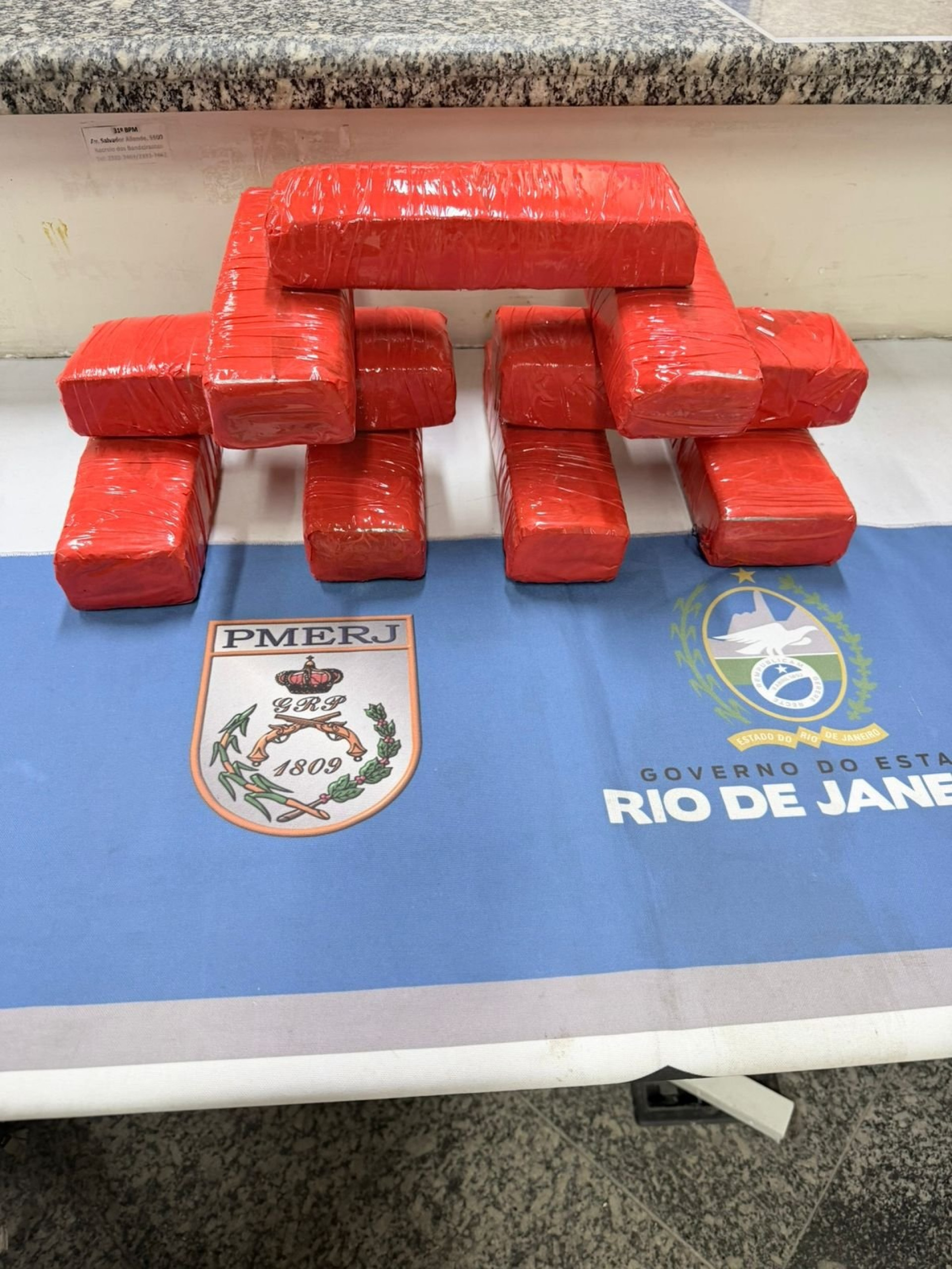Nove tabletes de maconha foram apreendidos pela PM - Divulgação / PMERJ