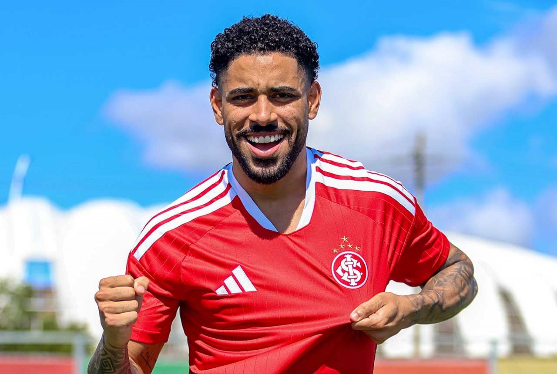 Internacional anuncia contrata&ccedil;&atilde;o do lateral Matheus Bahia, ex-Bahia