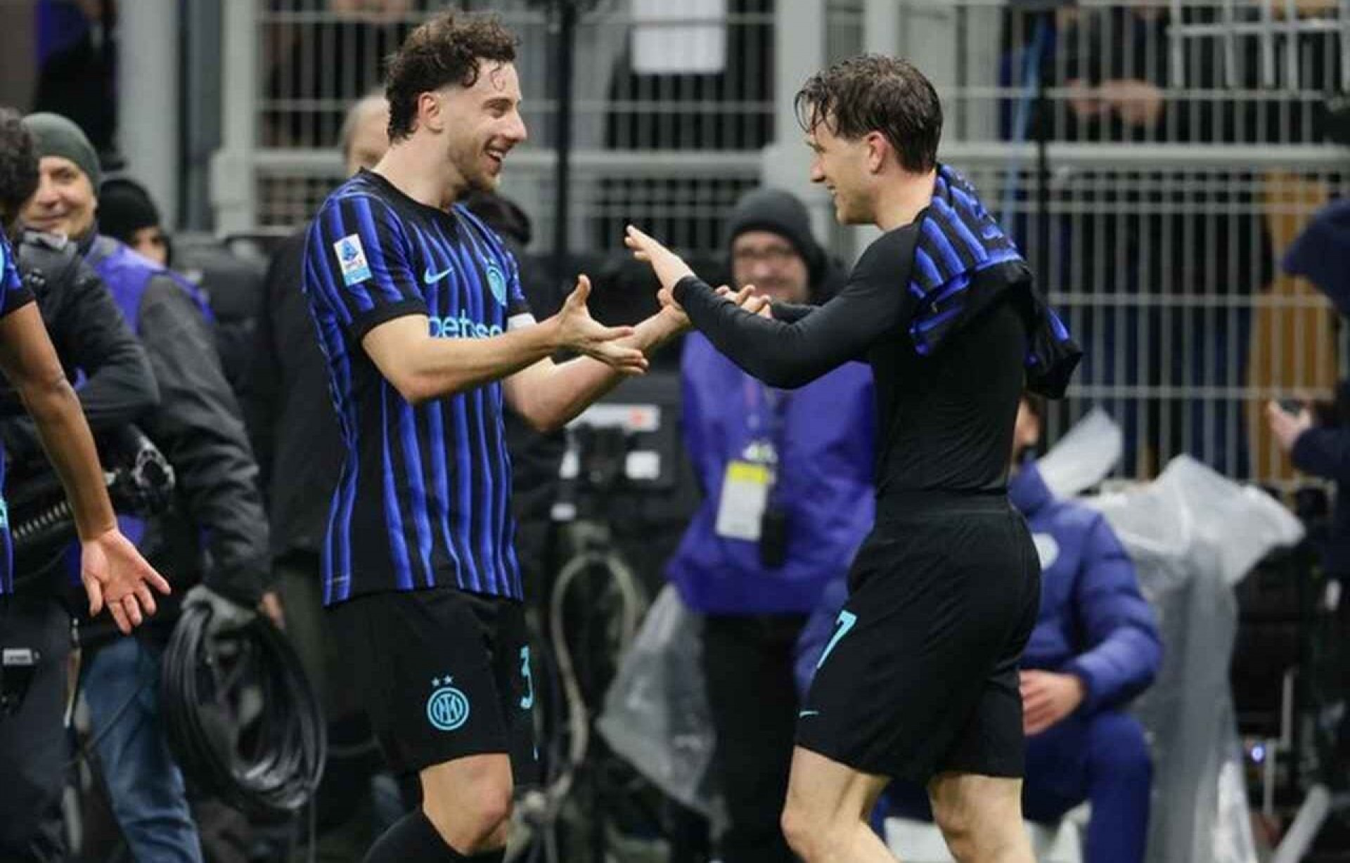 Em jogo ca&oacute;tico e com pol&ecirc;mica, Inter de Mil&atilde;o bate Juventus e dispara