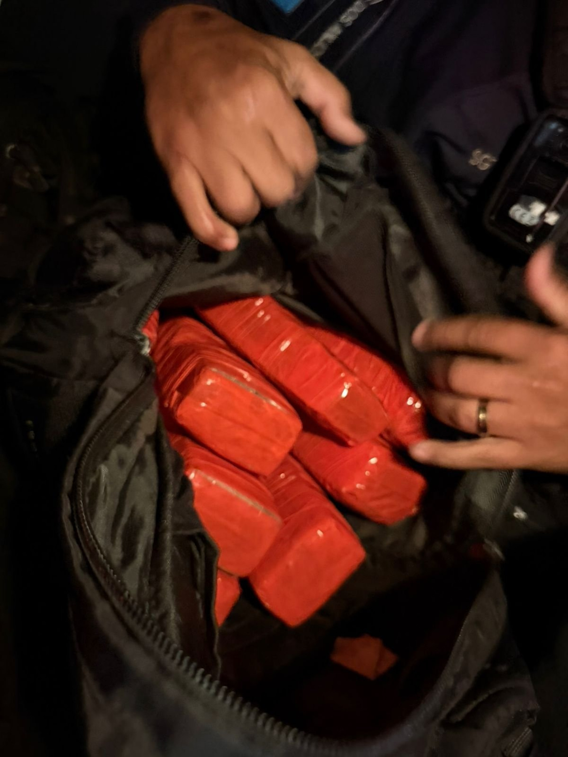 Droga estava embalada dentro de uma mochila - Divulgação / PMERJ