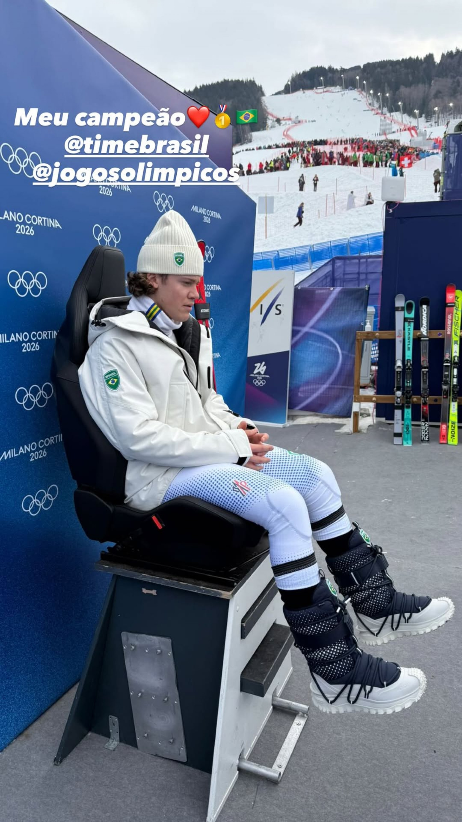 Isadora Cruz, namorada de Lucas Pinheiro, comemora medalha de ouro do atleta nas Olimpíadas
