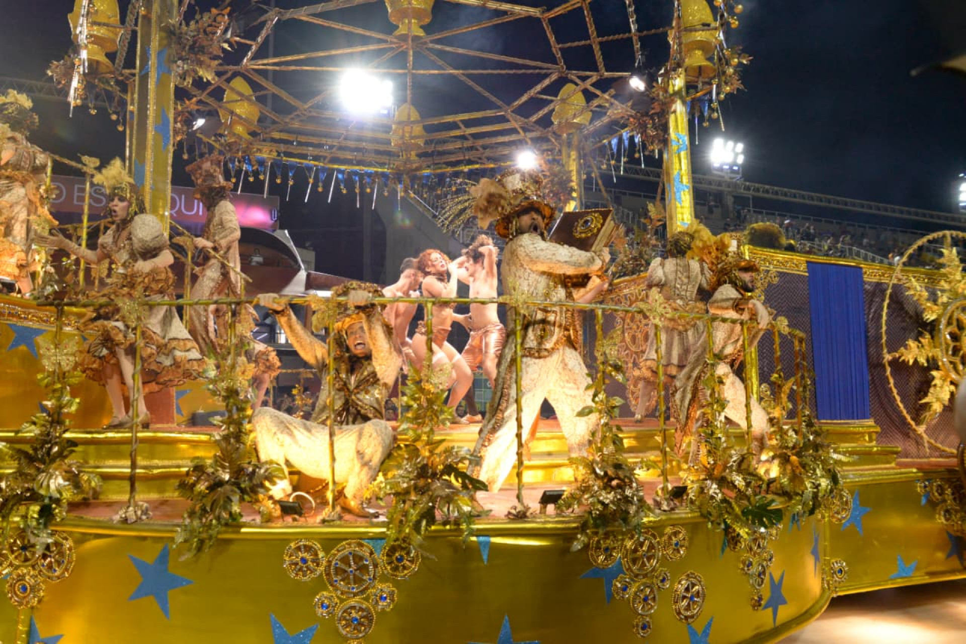 União da Ilha do Governardor levou para avenida a passagem do Cometa de Halley pelo Rio de Janeiro