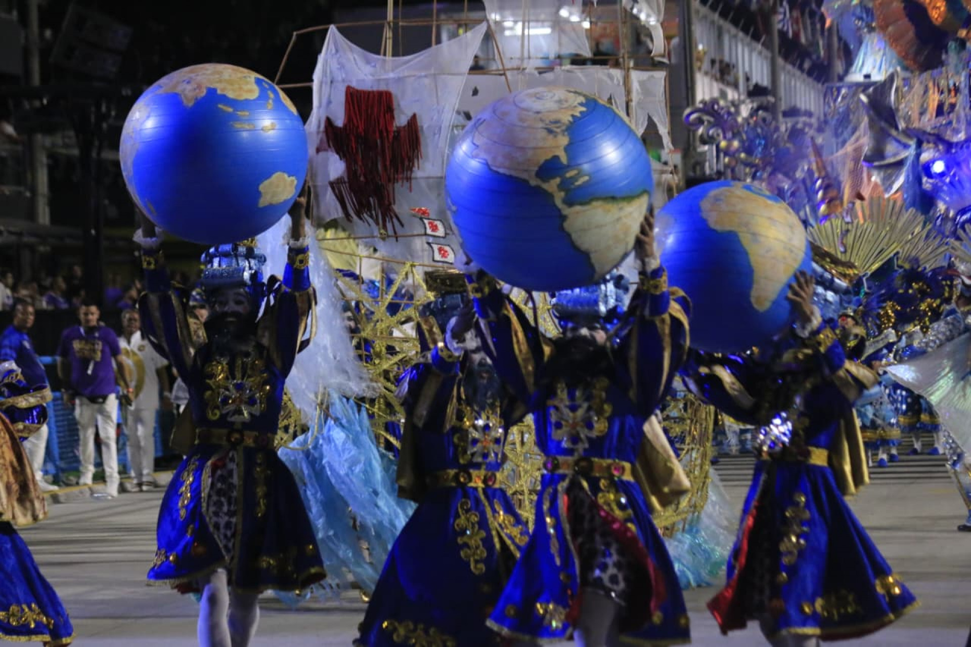 Acad&ecirc;micos de Vig&aacute;rio Geral revisitou a hist&oacute;ria do Brasil durante desfile nesta sexta (13) -  Carlos Elias/Ag&ecirc;ncia O Dia