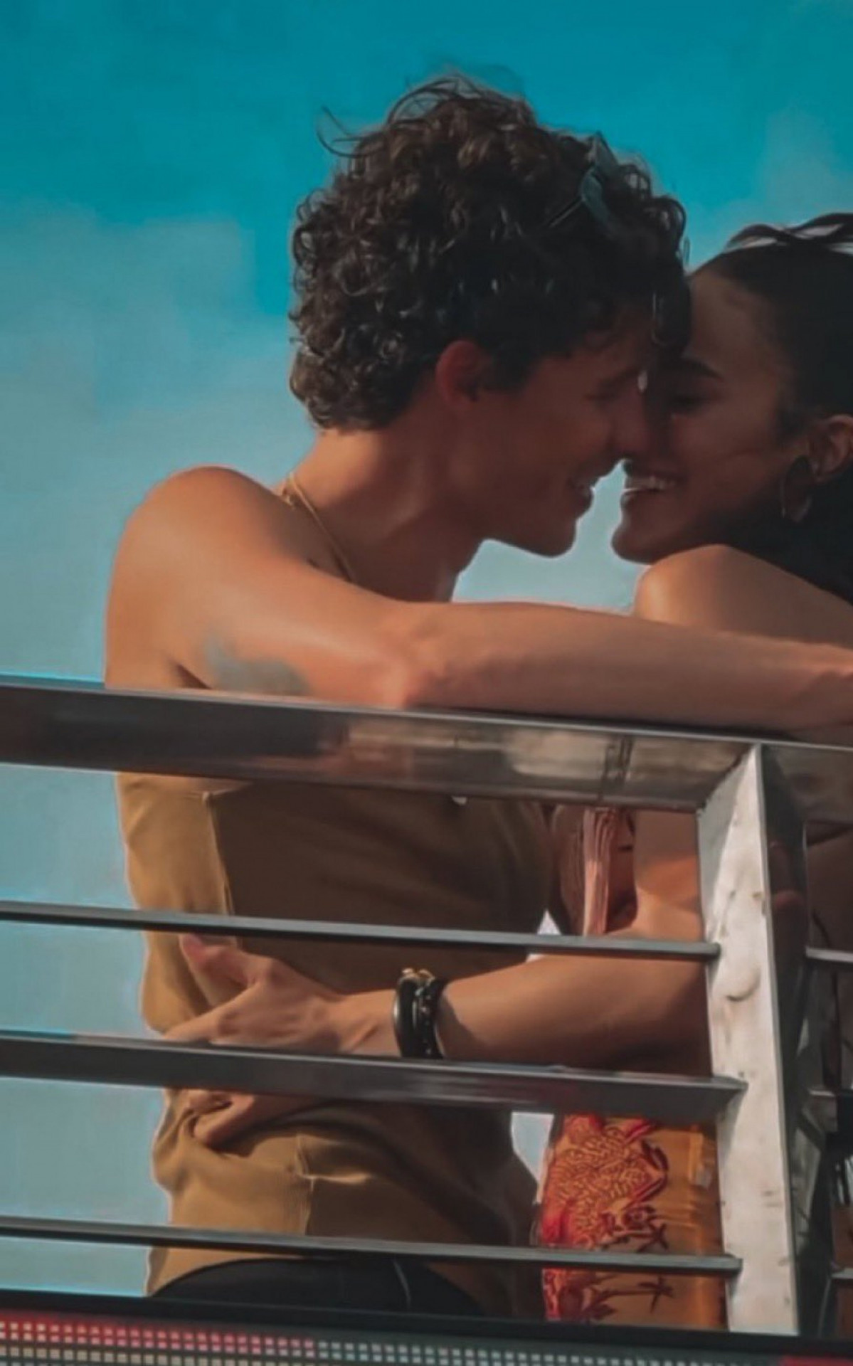 Shawn Mendes e Bruna Marquezine são clicados em clima de romance