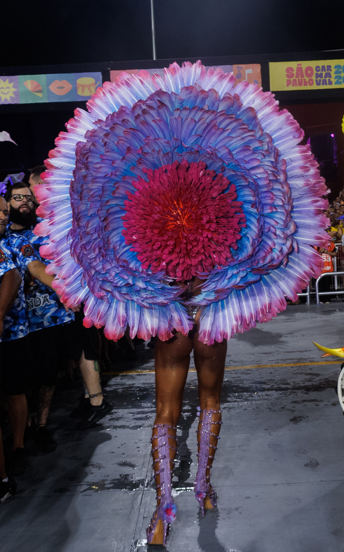 Sabrina Sato veste fantasia inspirada nas \'flores da floresta\'