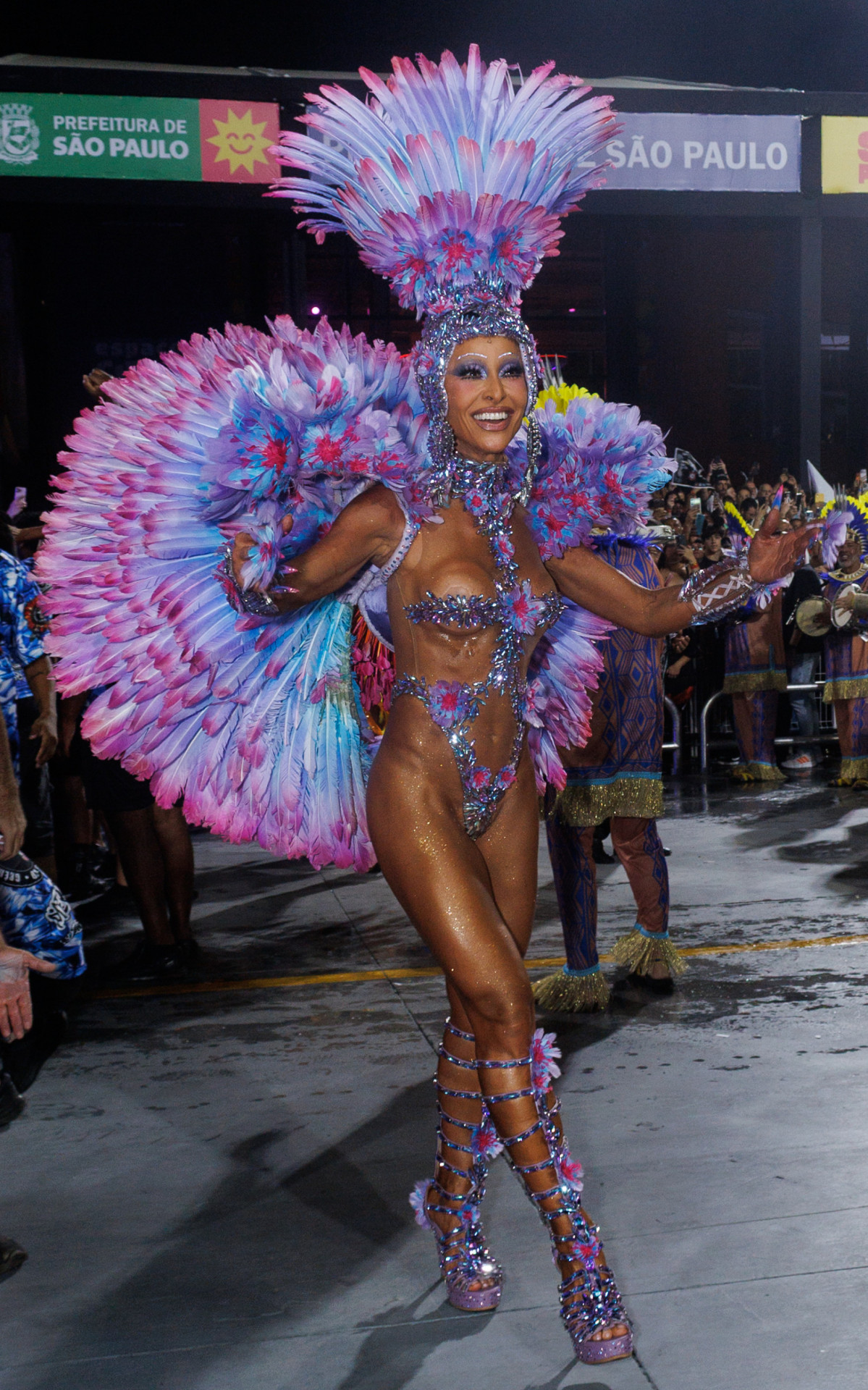 Sabrina Sato veste fantasia inspirada nas \'flores da floresta\' no desfile da Gaviões da Fiel