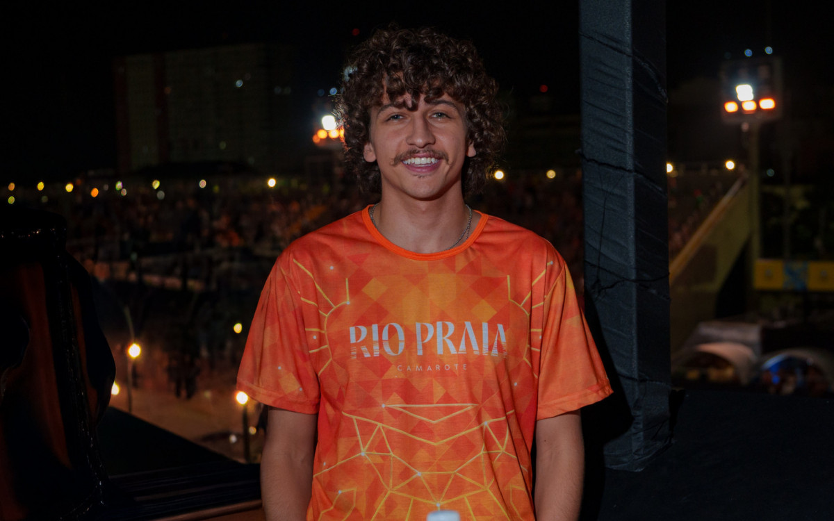 Gabriel Moura circula pela Sapuca&iacute; e prestigia a noite de s&aacute;bado no Carnaval 2026
