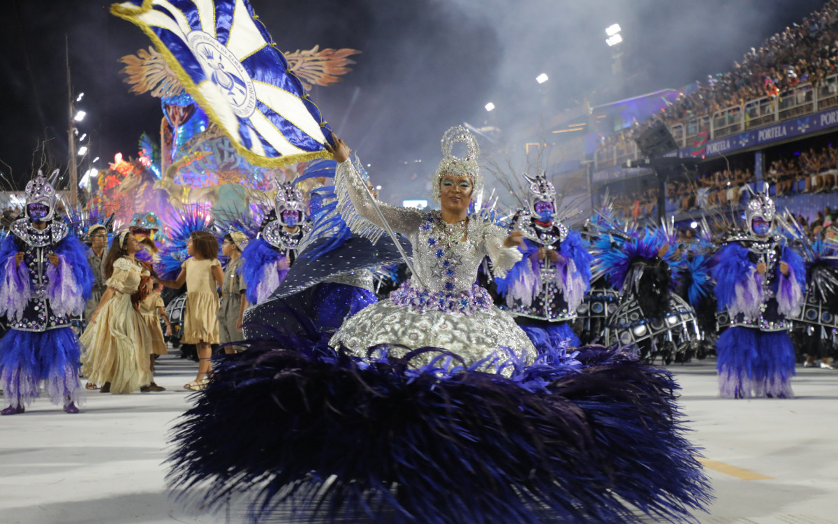 Casal de mestre-sala e porta-bandeira da Acadêmicos de Niterói