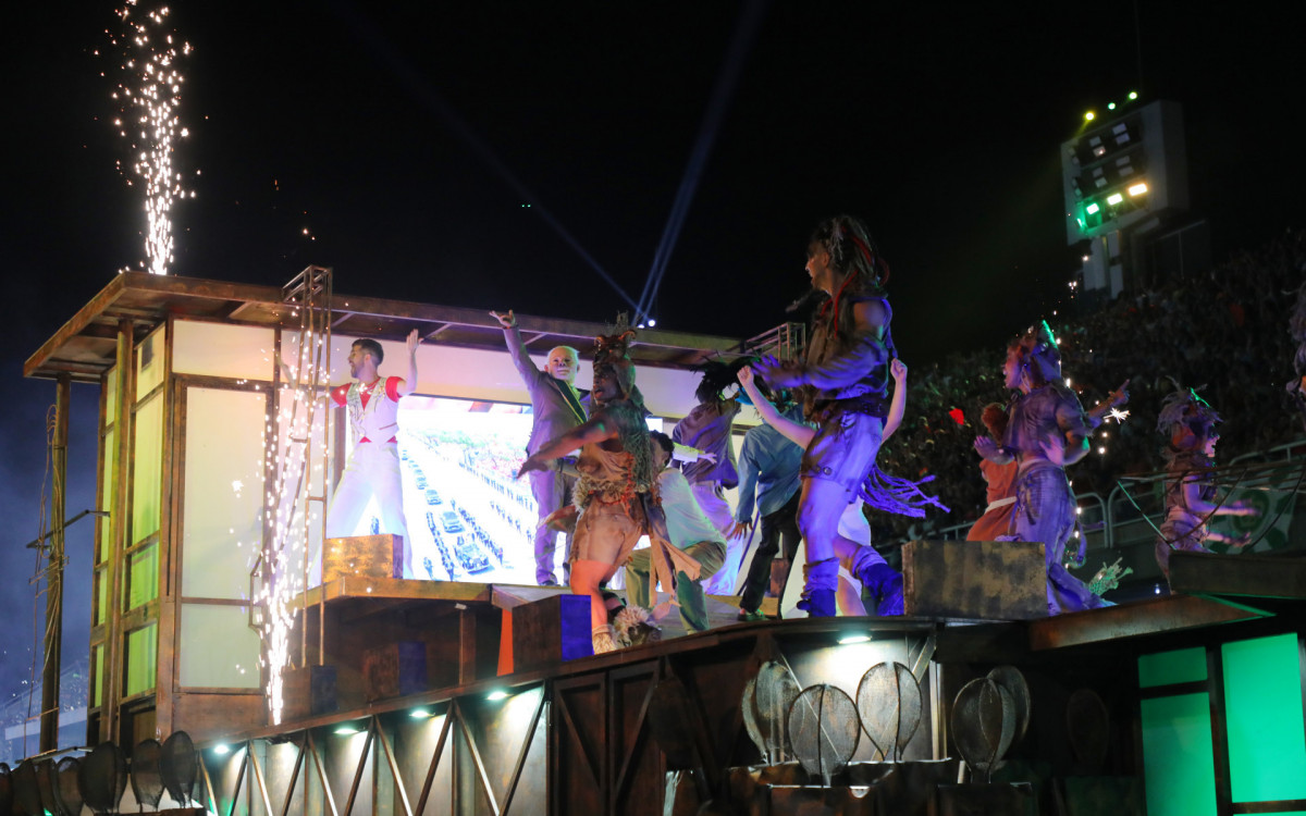 Comissão de frente da Acadêmico de Niterói