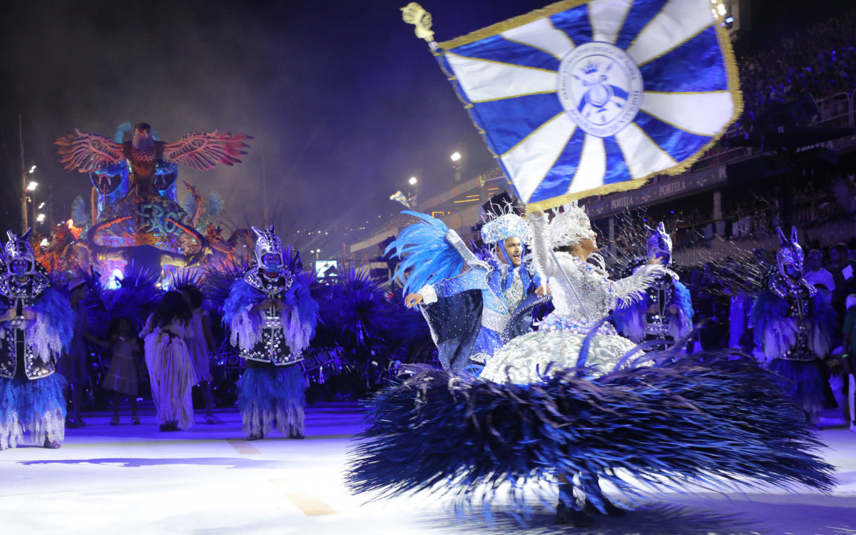 Casal de mestre-sala e porta-bandeira da Acadêmicos de Niterói
