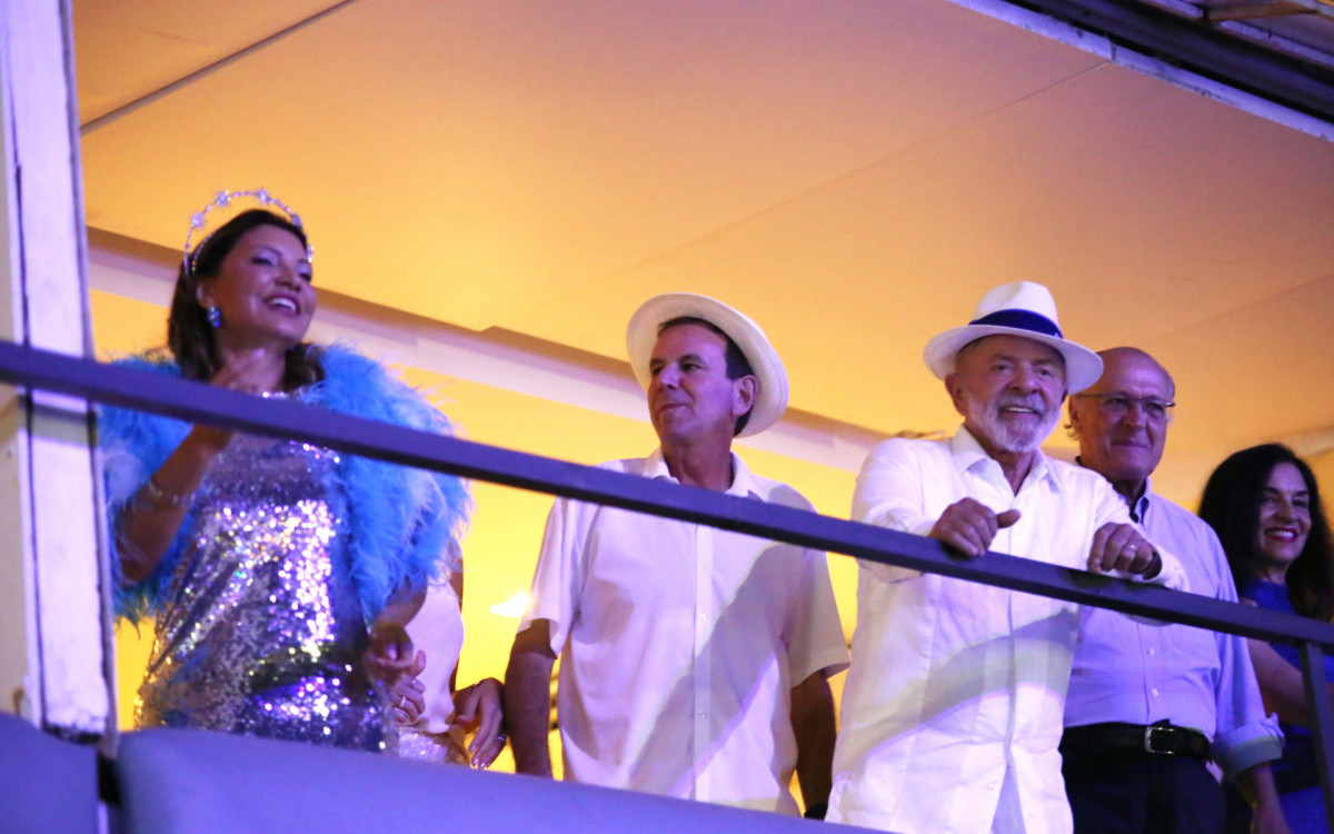 Lula acompanha o desfile com Eduardo Paes e Janja