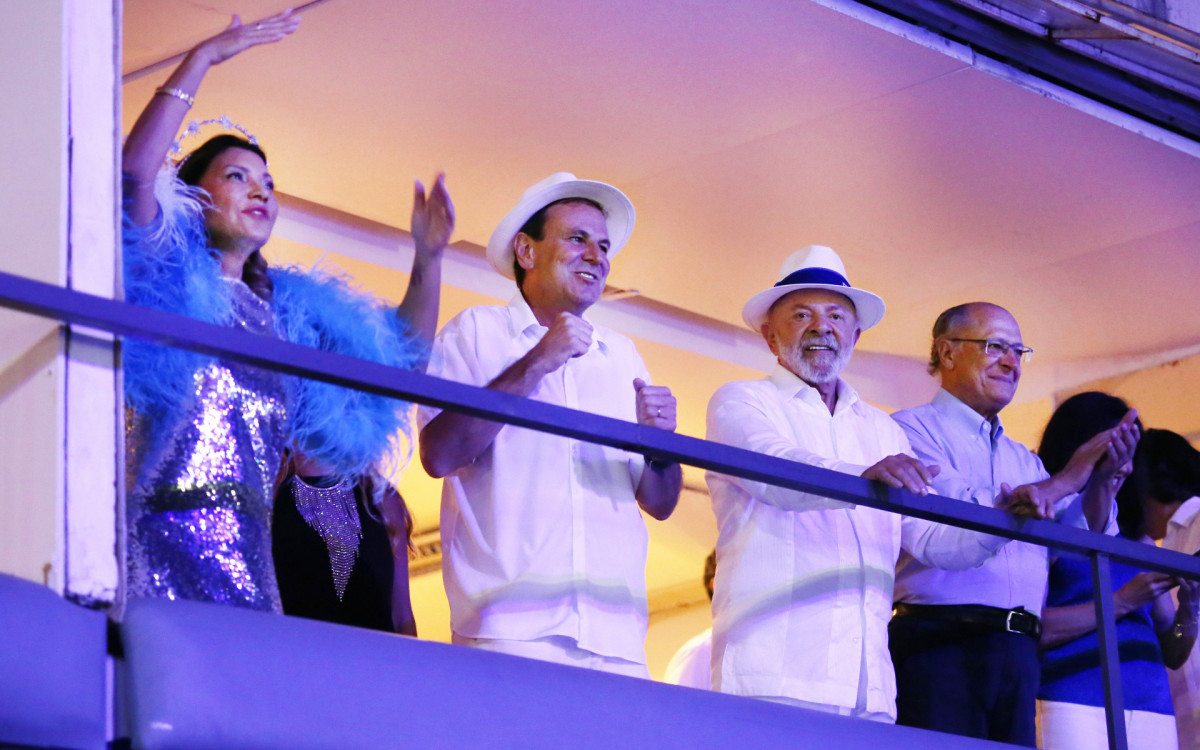 Lula acompanha o desfile com Eduardo Paes e Janja