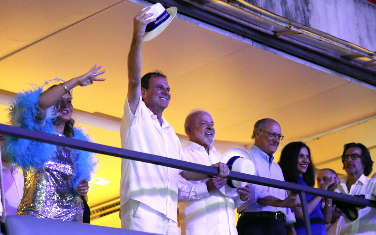 Lula acompanha o desfile com Eduardo Paes e Janja