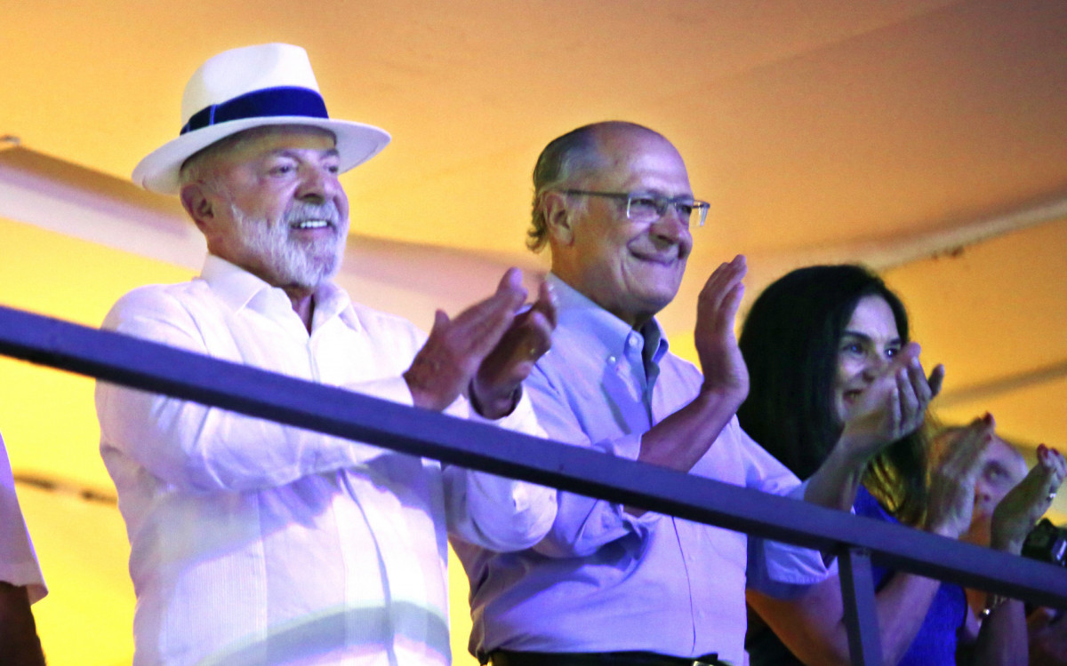Lula acompanha o desfile da Acadêmicos de Niterói com Geraldo Alckmin