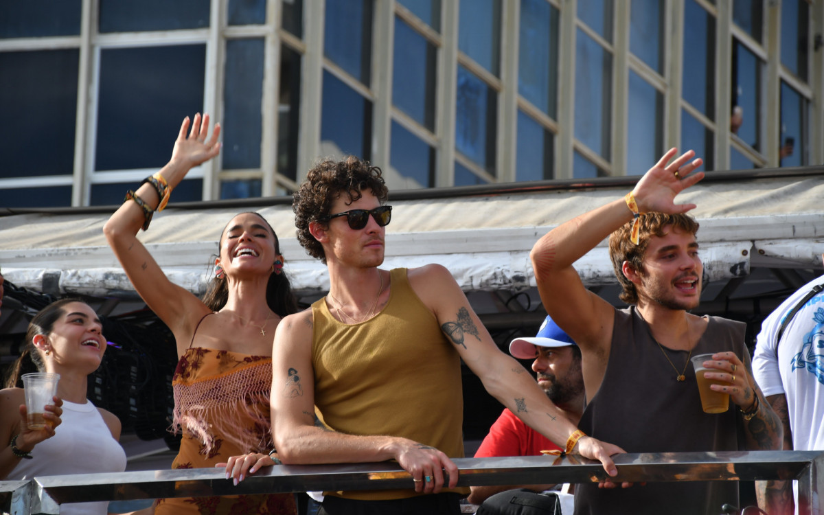 Bruna Marquezine, Shawn Mendes e João Lucas aproveitam trio elétrico de Ivete Sangalo em Salvador