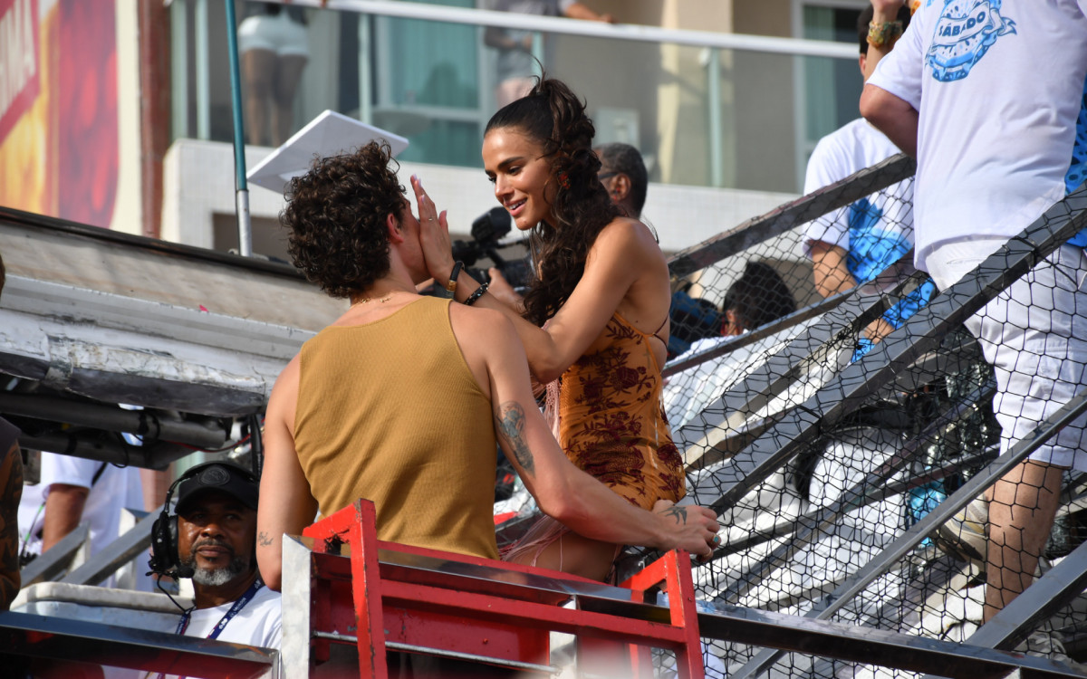 Em clima de romance, Shawn Mendes e Bruna Marquezine curtem trio de Ivete Sangalo